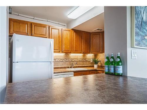 1908-150 Charlton Avenue E, Hamilton, ON - Indoor Photo Showing Kitchen