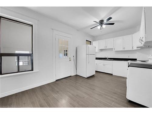 20 Keith Street, Hamilton, ON - Indoor Photo Showing Kitchen