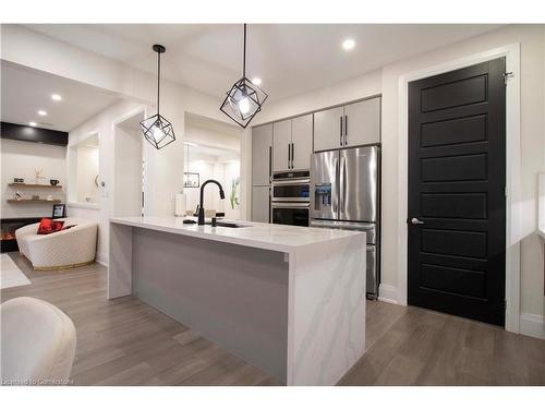 21 Malcolm Crescent, Caledonia, ON - Indoor Photo Showing Kitchen With Upgraded Kitchen