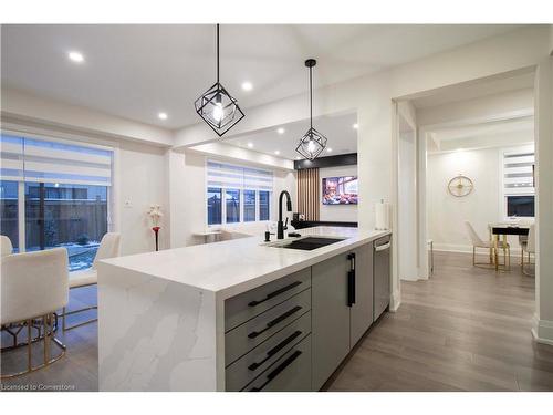 21 Malcolm Crescent, Caledonia, ON - Indoor Photo Showing Kitchen With Upgraded Kitchen