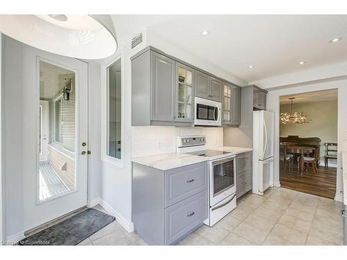 501-77 Governors Road, Dundas, ON - Indoor Photo Showing Kitchen