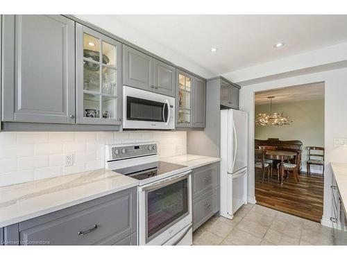 501-77 Governors Road, Dundas, ON - Indoor Photo Showing Kitchen