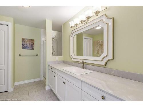 501-77 Governors Road, Dundas, ON - Indoor Photo Showing Bathroom