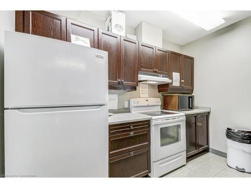 501-77 Governors Road, Dundas, ON - Indoor Photo Showing Kitchen