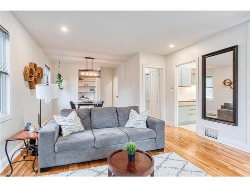 1 Blain Place, St. Catharines, ON - Indoor Photo Showing Living Room