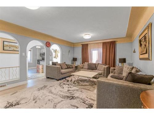 118 Second Street N, Stoney Creek, ON - Indoor Photo Showing Living Room