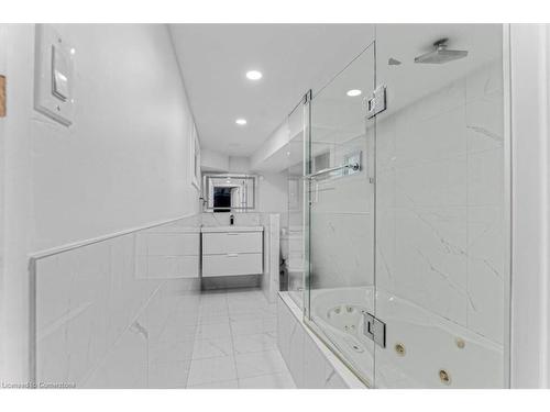 118 Second Street N, Stoney Creek, ON - Indoor Photo Showing Bathroom