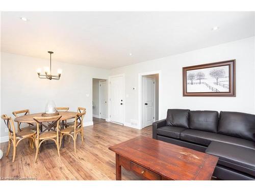 4-432 Burlington Avenue, Burlington, ON - Indoor Photo Showing Living Room