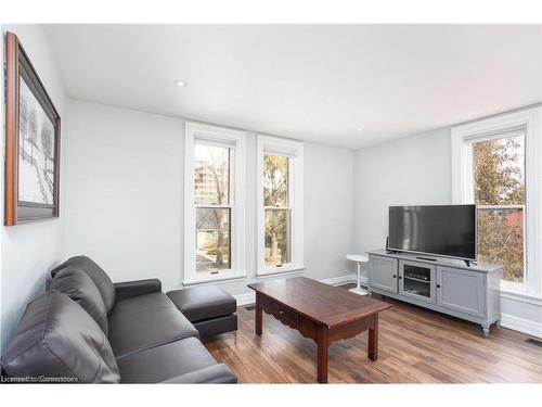 4-432 Burlington Avenue, Burlington, ON - Indoor Photo Showing Living Room