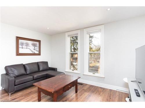 4-432 Burlington Avenue, Burlington, ON - Indoor Photo Showing Living Room