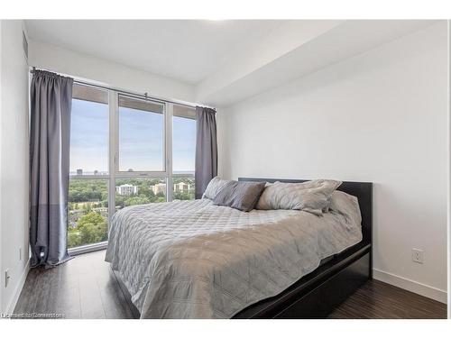 1606-2093 Fairview Street, Burlington, ON - Indoor Photo Showing Bedroom