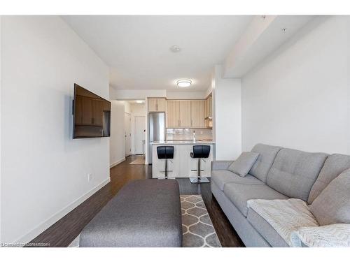 1606-2093 Fairview Street, Burlington, ON - Indoor Photo Showing Living Room