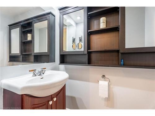 72 Harrison Avenue, Hamilton, ON - Indoor Photo Showing Bathroom