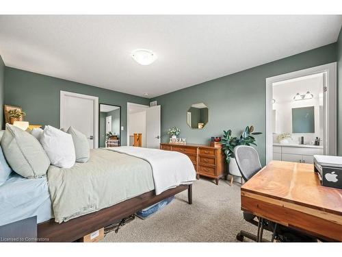 97-60 Arkell Road, Guelph, ON - Indoor Photo Showing Bedroom