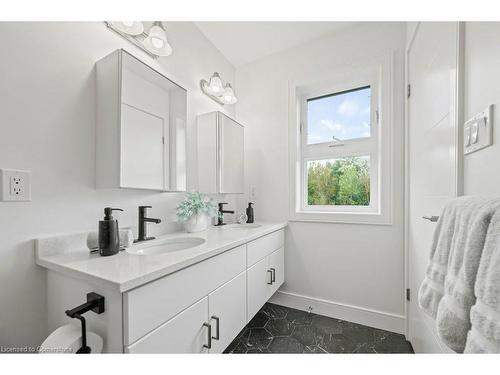 97-60 Arkell Road, Guelph, ON - Indoor Photo Showing Bathroom