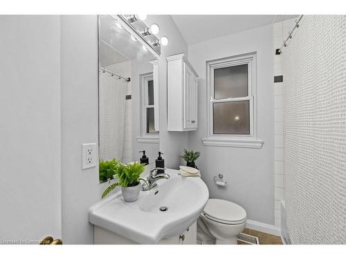 665 Drury Lane, Burlington, ON - Indoor Photo Showing Bathroom