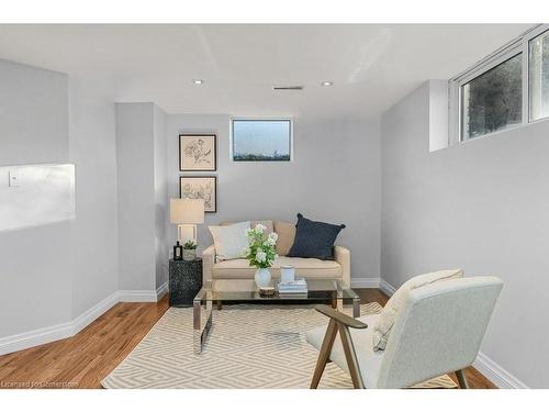 665 Drury Lane, Burlington, ON - Indoor Photo Showing Living Room