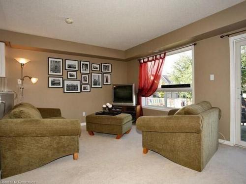 6-2120 Headon Road, Burlington, ON - Indoor Photo Showing Living Room