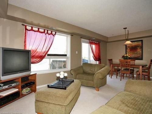 6-2120 Headon Road, Burlington, ON - Indoor Photo Showing Living Room