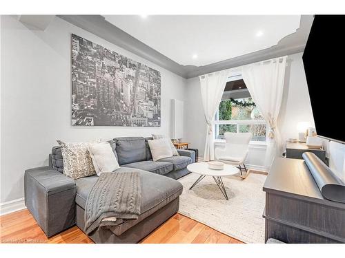 93 Peter Street, Hamilton, ON - Indoor Photo Showing Living Room