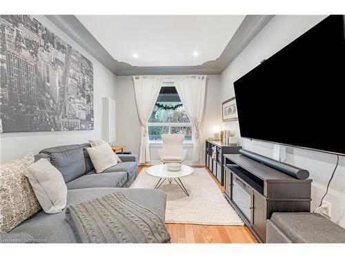 93 Peter Street, Hamilton, ON - Indoor Photo Showing Living Room