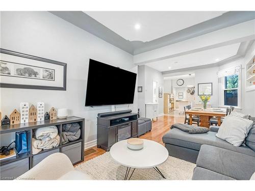 93 Peter Street, Hamilton, ON - Indoor Photo Showing Living Room