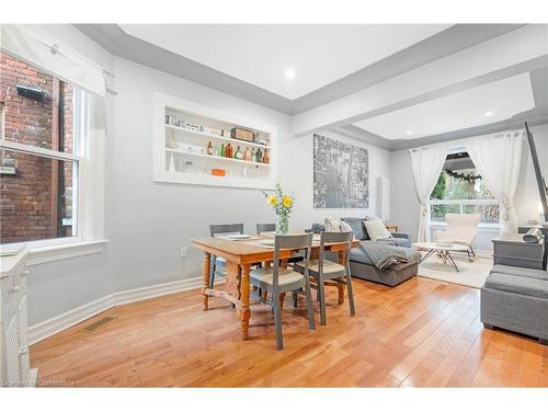 93 Peter Street, Hamilton, ON - Indoor Photo Showing Living Room