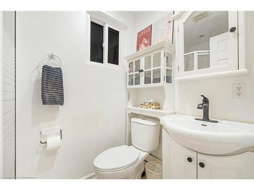 93 Peter Street, Hamilton, ON - Indoor Photo Showing Bathroom