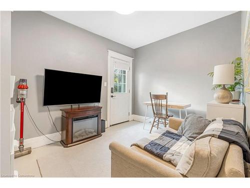 93 Peter Street, Hamilton, ON - Indoor Photo Showing Living Room