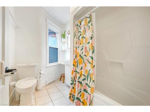 93 Peter Street, Hamilton, ON - Indoor Photo Showing Bathroom