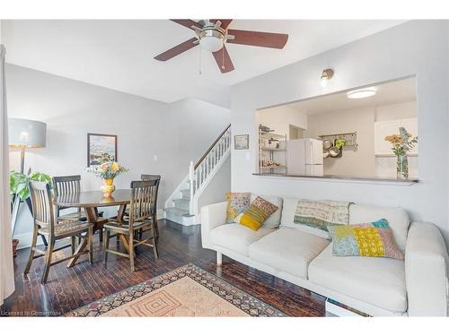 93 Peter Street, Hamilton, ON - Indoor Photo Showing Living Room