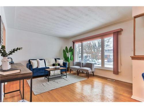 25 Grandfield Street, Hamilton, ON - Indoor Photo Showing Living Room