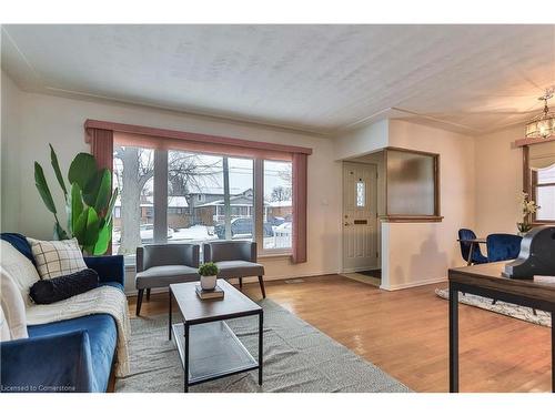 25 Grandfield Street, Hamilton, ON - Indoor Photo Showing Living Room