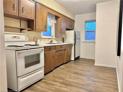 25 Grandfield Street, Hamilton, ON - Indoor Photo Showing Kitchen