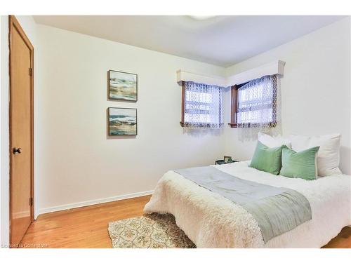 25 Grandfield Street, Hamilton, ON - Indoor Photo Showing Bedroom