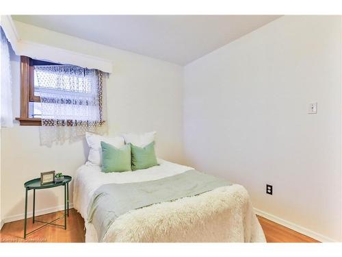 25 Grandfield Street, Hamilton, ON - Indoor Photo Showing Bedroom