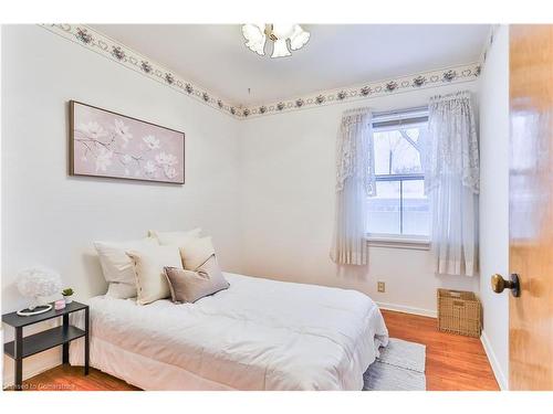 25 Grandfield Street, Hamilton, ON - Indoor Photo Showing Bedroom