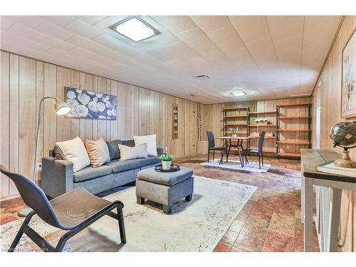 25 Grandfield Street, Hamilton, ON - Indoor Photo Showing Living Room