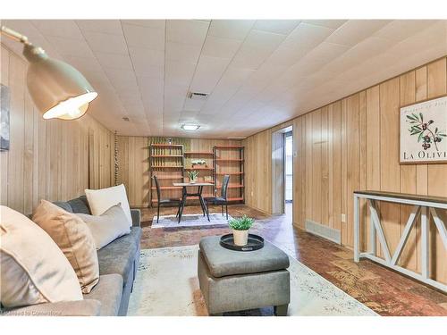 25 Grandfield Street, Hamilton, ON - Indoor Photo Showing Living Room