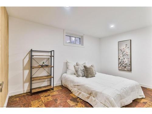 25 Grandfield Street, Hamilton, ON - Indoor Photo Showing Bedroom