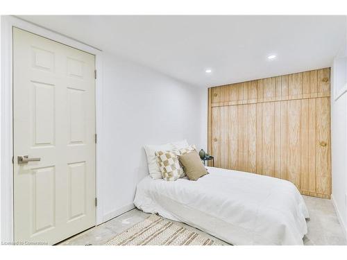 25 Grandfield Street, Hamilton, ON - Indoor Photo Showing Bedroom