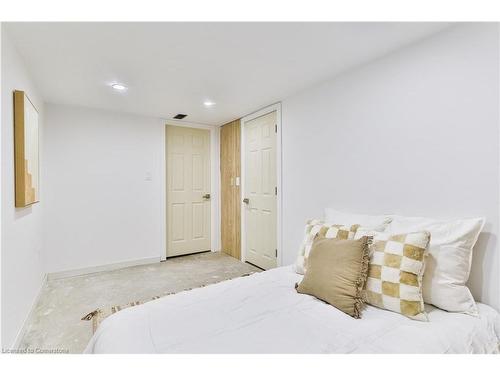 25 Grandfield Street, Hamilton, ON - Indoor Photo Showing Bedroom