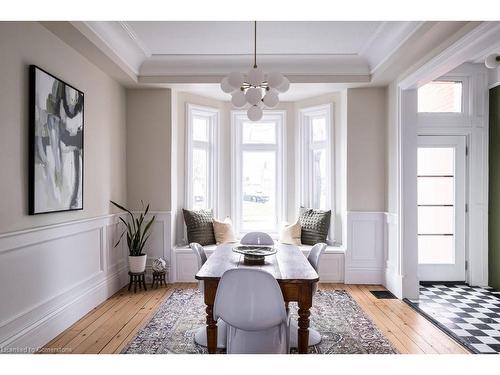 20 Peter Street, Hamilton, ON - Indoor Photo Showing Living Room