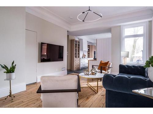 20 Peter Street, Hamilton, ON - Indoor Photo Showing Living Room