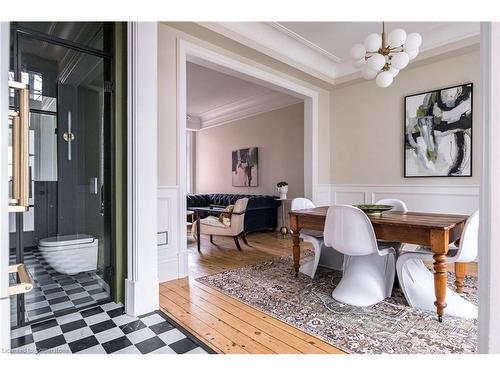 20 Peter Street, Hamilton, ON - Indoor Photo Showing Living Room