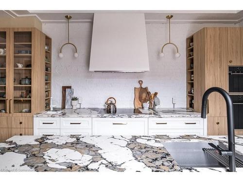 20 Peter Street, Hamilton, ON - Indoor Photo Showing Kitchen