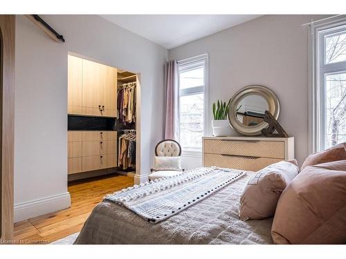 20 Peter Street, Hamilton, ON - Indoor Photo Showing Bathroom