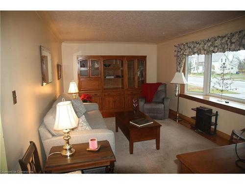 32 Talbot Road, Canfield, ON - Indoor Photo Showing Living Room