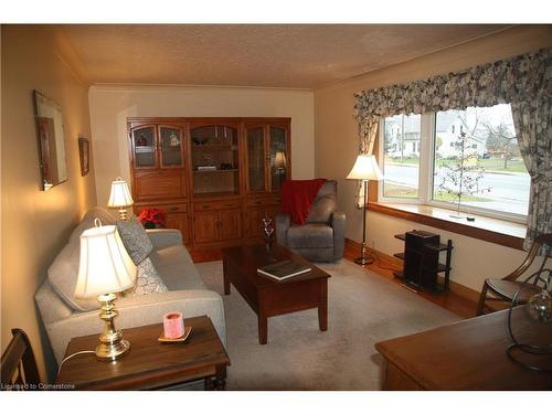 32 Talbot Road, Canfield, ON - Indoor Photo Showing Living Room