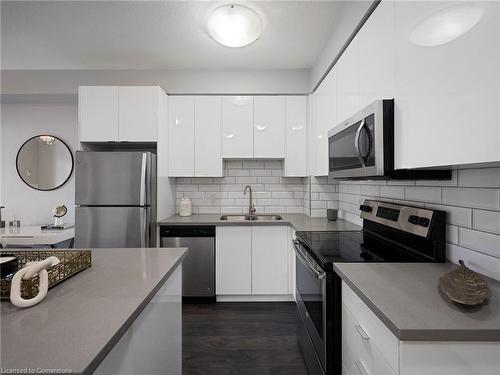 19-2486 Old Bronte Road, Oakville, ON - Indoor Photo Showing Kitchen With Stainless Steel Kitchen With Double Sink With Upgraded Kitchen